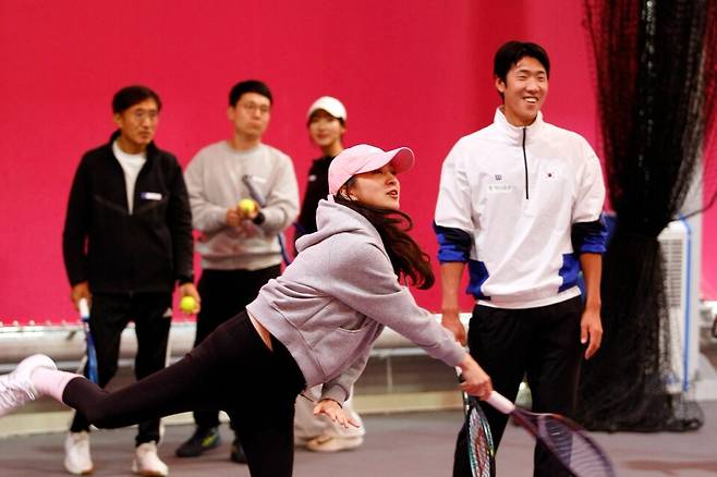 서브 강의 중인 신우빈