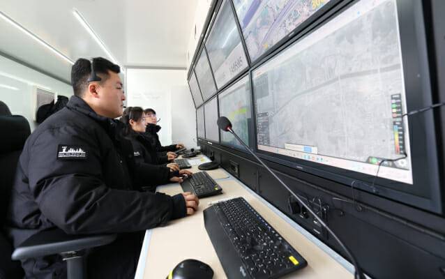 지난 10월부터 아라뱃길·청라~계양 구간에서 진행한 K-UAM 실증사업(그랜드챌린지)에서 관계자가 관제 연동검증을 하고 있다.