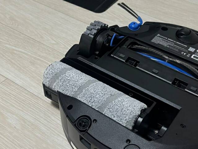 에코백스 로봇청소기 '디봇 X11' 하부 (사진=지디넷코리아 신영빈 기자)