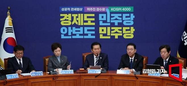 정청래 더불어민주당 대표가 지난 12일 국회에서 열린 최고위원회의에서 발언하고 있다. 김현민 기자