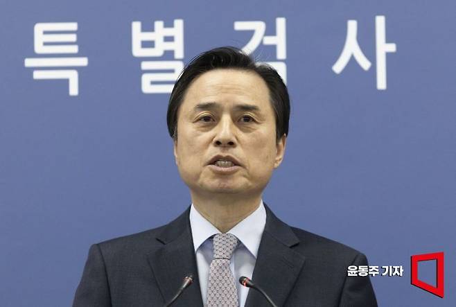 조은석 특검이 15일 서울 서초구 서울고검에서 윤석열 전 대통령의 비상계엄 선포 동기와 최초 준비 시점 등을 포함한 수사 결과를 발표하고 있다. 2025.12.15 윤동주 기자