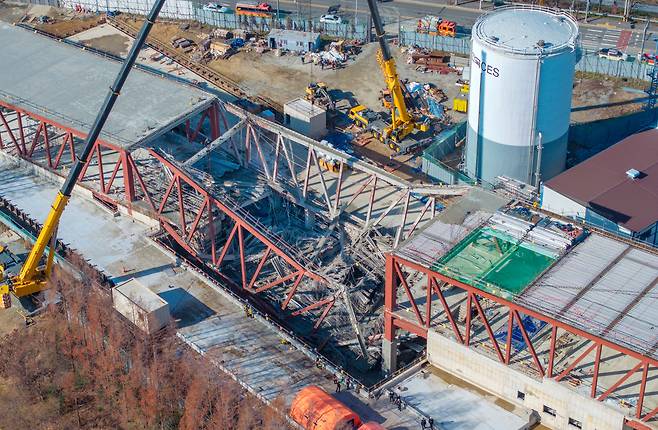 지난 12일 광주광역시 서구 치평동 광주대표도서관 공사현장에서 소방대원들이 매몰자 구조작업을 하고 있다. /김영근 기자