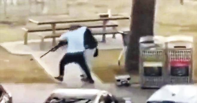 뒤에서 총격범 덮쳐 총 빼앗아  14일 발생한 호주 시드니 본다이 해변 총격 사건 현장에서 흰색 반팔 티를 입은 남성이 산탄총을 쏘고 있던 용의자를 뒤에서 제압하고 있다. 5초간의 몸싸움 끝에 이 남성은 총기를 빼앗아 총격범에게 겨눴고, 무장 해제된 총격범은 당황한 채 도망쳤다./소셜미디어 X