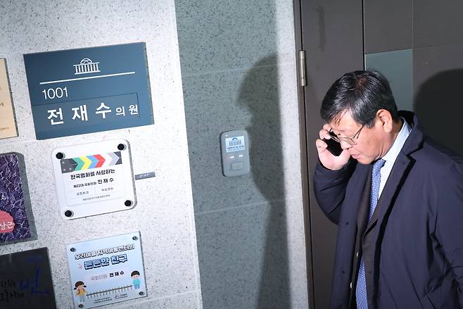 전재수 전 법무부 차관이 15일 서울 여의도 국회 의원회관 전재수 더불어민주당 의원실로 들어가고 있다. /뉴시스