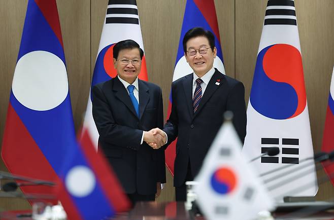 이재명 대통령과 통룬 시술릿 라오스 국가주석이 15일 서울 용산 대통령실에서 한-라오스 정상회담 기념촬영을 하고 있다./뉴시스