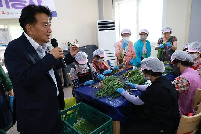 김영환 충북지사가 지난 8월 19일 충북 보은의 일하는밥퍼 신규사업장을 방문해 인사말을 하고 있다. /충북도 제공
