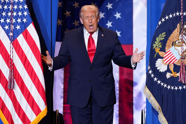 도널드 트럼프 미국 대통령이 9일 펜실베이니아주의 한 카지노 리조트에 도착해 인사하고 있다. ⓒAP/뉴시스