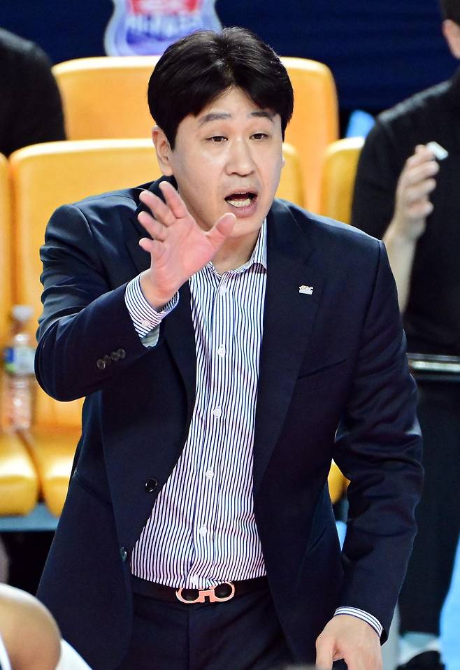 김종민 한국도로공사 감독은 이날 승리로 158승째(143패)를 거둬 여자부 감독 최다승 단독 1위에 올랐다. 
한국배구연맹(KOVO) 제공