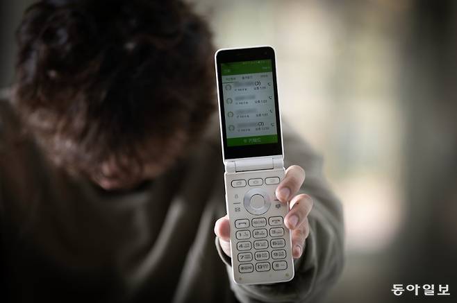 아버지는 하루에도 몇 번씩 통화를 하던 박영길의 연락이 뜸해지자, 먼저 전화를 걸기도 했다. 성식이 자신이 사드린 흰색 효도폰에 남은 아버지와 영길의 통화 내역을 들어 보이고 있다.