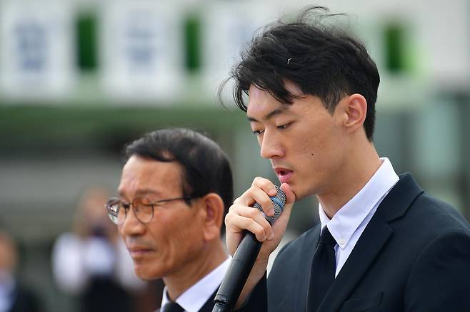 5·18 학살과 헌정 질서 파괴 주범 전두환의 손자 전우원씨가 27일 오후 광주 동구 5·18민주광장에서 열린 제43주년 5·18민중항쟁기념 부활제에 참석해 광주시민을 향해 사죄하고 있다. 뉴시스