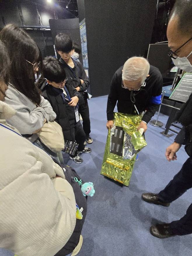 JAXA 쓰쿠바 우주센터에서 위성 단열재에 사용되는 매직테이프에 대해 설명을 듣고 있다. 도쿄=조가현 기자