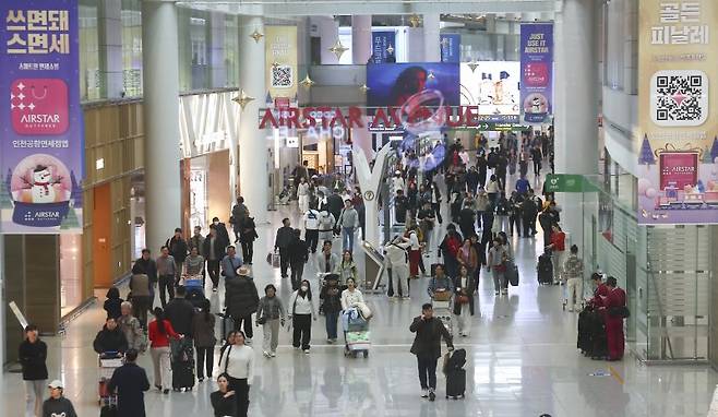 지난 3일 인천 중구 인천국제공항 제1여객터미널 면세점에서 여행객들이 오가고 있다. 뉴시스