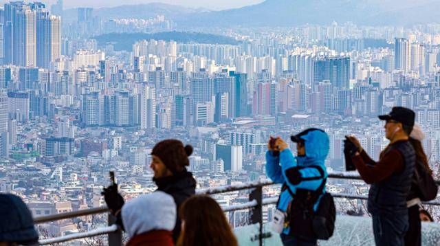 14일 서울 남산에서 바라본 아파트 단지의 모습. 뉴스1