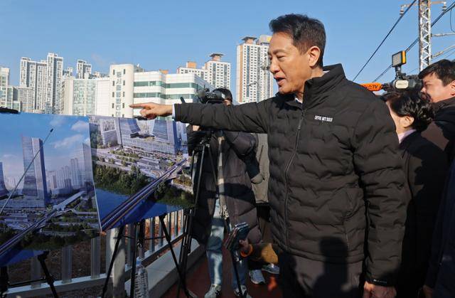 오세훈 서울시장이 15일 서울 광진구 구의동 동서울터미널을 방문해 현대화 사업 추진 계획을 보고 받고 있다. 서울시는 38년 된 동서울터미널을 지상 39층 복합교통허브로 탈바꿈시켜 2031년 완공을 목표로 하고 있다. 뉴스1