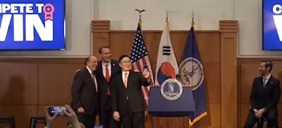 구본규 LS전선 대표가 미국 버지니아주 체서피크시에서 열린 투자발표회에서 영킨 버지니아주지사와 셀피를 찍고 있다. 구 대표는 “한국에서 새벽 4시에 일어나 공항을 갔고, 도쿄 하네다 공항을 거쳐 뉴욕 JFK 공항을 거쳐 버지니아 리치먼드 공항에 왔다. 전체 이동시간이 20시간이 걸려 왔는데 꼭 주지사님과 사진을 찍어야한다”고 말했다. 유튜브 캡처