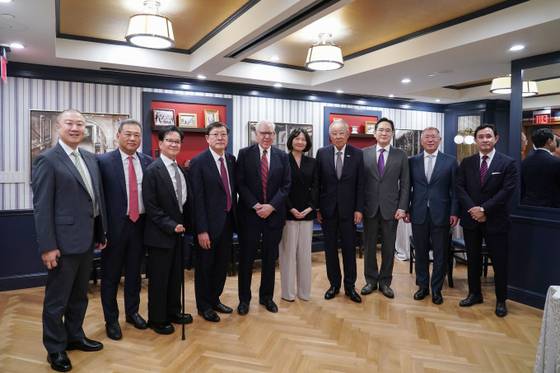 지난 8월 구자은 LS회장(왼쪽)이 한·미정상회담 경제사절단으로 미국 워싱턴DC에 방문해 윌러드 호텔에서 열리는 '한미 비즈니스 라운드테이블: 제조업 르네상스 파트너십'에 앞서 기념촬영을 하고 있다. 사진 한경협
