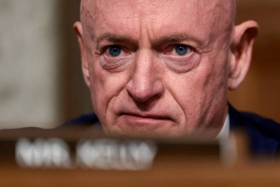 미국 상원 군사위원회 청문회에서 마크 켈리 상원의원(민주당)이 행정부의 전국적 주방위군 배치에 대해 증인들에게 질문하고 있다. 로이터=연합뉴스