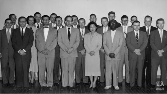 안수산 선생은 NSA 창립 초기 남편과 함께 요원으로 선발되었다. 사진은 NSA 근무 시절의 안수산(앞줄 가운데). [사진 LA타임스 유튜브 캡처]