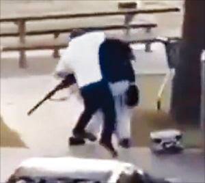 해변 북쪽 본다이파크 놀이터 인근 주차장에서 한 시민이 총격범의 장총을 빼앗으려고 몸싸움을 벌이는 모습. ﻿ X 캡처