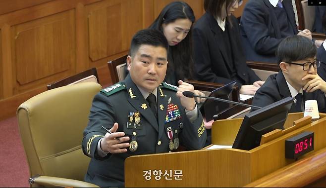 지난 2월6일 서울 종로구 헌법재판소 대심판정에서 열린 윤석열 전 대통령 탄핵심판 변론에 김현태 707특수임무단 단장이 증인으로 나와 질문에 답하고 있다. 헌법재판소 제공