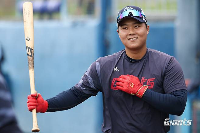 롯데 타자 한동희가 입대 전인 지난해 2월 일본 오키나와 스프링캠프에서 훈련 중 미소 짓고 있다. 한동희는 상무에서 군 복무를 마치고 지난 9일 전역했다. 롯데 자이언츠 제공