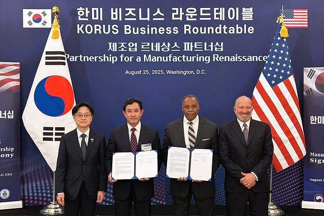 From left: Industry Minister Kim Jung-kwan, Korea Zinc Chair Choi Yun-beom, Lockheed Martin Senior Vice President Michael Williamson and US Secretary of Commerce Howard Lutnik pose for a photo after signing a memorandum of understanding on the supply and production of germanium on Aug. 25 in Washington. (Korea Zinc)
