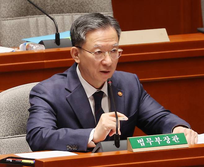 Justice Minister Jung Sung-ho answers questions related to the decision to drop an appeal in the Daejang-dong case during a plenary meeting of the National Assembly’s Special Committee on Budget and Accounts on Nov. 12. [YONHAP]