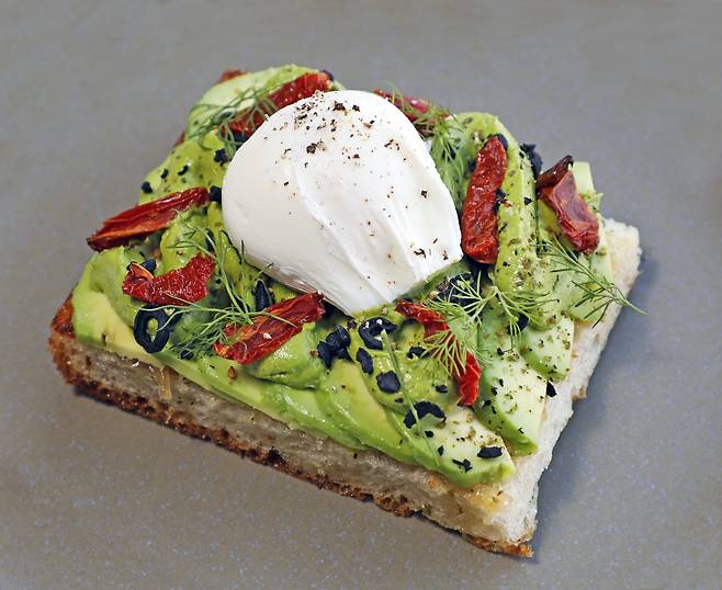 Avocado toast served at Neighbours in Yongsan District, central Seoul [PARK SANG-MOON]