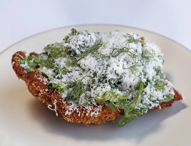 Chicken Caesar served at Neighbours in Yongsan District, central Seoul [PARK SANG-MOON]
