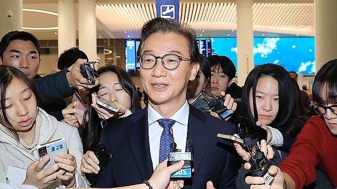 Former Oceans Minister Chun Jae-soo answers reporters’ questions after returning to Korea on Dec. 11 from efforts to bid to host the United Nations Ocean Conference. [YONHAP]
