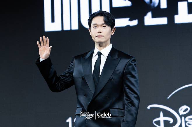 Actor Kang Gil-woo poses for photos during a press conference for the Disney+ series “Made in Korea” at the Grand InterContinental Seoul Parnas in southern Seoul on Dec. 15. [DANIELA GONZALEZ PEREZ]