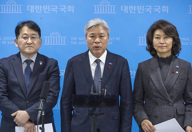 Rep. Seo Wang-jin, floor leader of the Rebuilding Korea Party, center, and other party members hold an emergency press conference at the National Assembly in Yeouido, western Seoul on Dec. 15. [YONHAP]