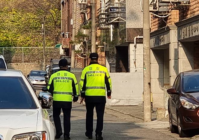 Police patrol the area near convicted child rapist Cho Doo-soon's residence in Ansan, Gyeonggi, following his release from prison in December 2020. [JOONGANG ILBO]