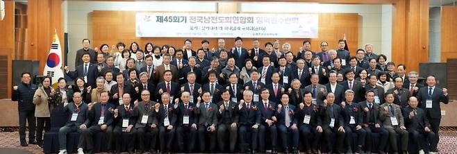 예장합동 전국남전도회연합회 임역원 부부수련회에 참석한 회원들이 모든 일정을 마친 뒤 단체 기념촬영을 하고 있다. 예장 동 전국남전도회연합회 제공