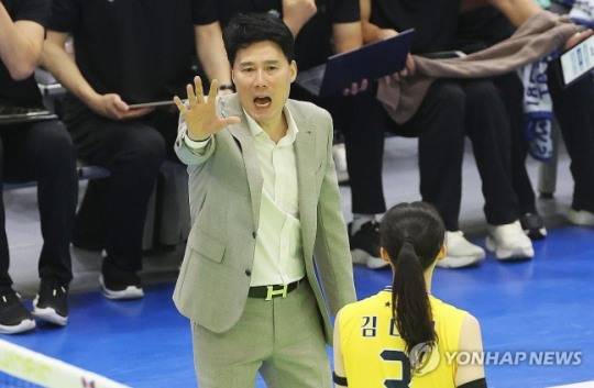 작전 지시하는 강성형 감독 / 사진=연합뉴스