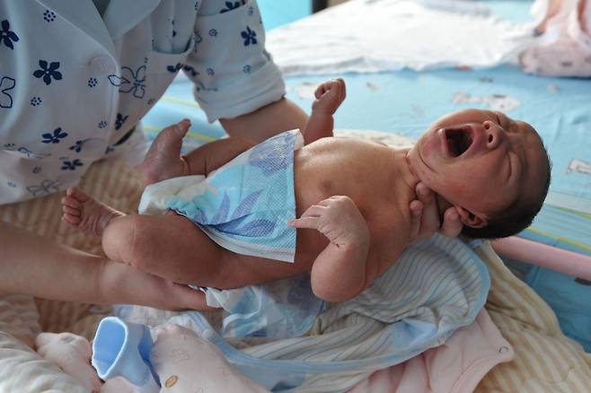 지난 2023년 태어난 중국의 한 아이 사진. 기사와는 연관 없음. AFP 연합뉴스