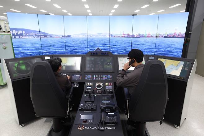 한화시스템 직원들이 콕핏형 통합함교체계(IBS) 장비를 시연하고 있다. 한화시스템