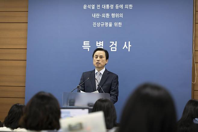 12·3 비상계엄 관련 내란·외환 의혹을 수사했던 내란 특검팀의 조은석 특별검사가 15일 오전 서울 서초구 고등검찰청에서 180일간의 수사 기간을 마치고 최종 수사 결과를 발표하고 있다. [공동취재] 2025.12.15