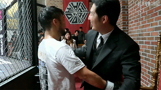 박평화 각자대표가 2025년 11월 경기도 오산시 블랙컴뱃 챔피언스리그 시즌2 15주차 메인이벤트 종료 후 원챔피언십 밴텀급 타이틀 도전자 ‘홀리 비스트’ 김대환을 격려하고 있다. 사진=이데아 파라곤