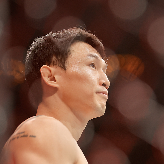 명예의 전당 헌액자 ‘코리안 슈퍼보이’ 최두호가 2024년 12월 미국 네바다주 라스베이거스 티모바일 아레나 UFC 310 메인카드 제1경기 선수 소개를 듣고 있다. 사진=Getty Images=연합뉴스 제공