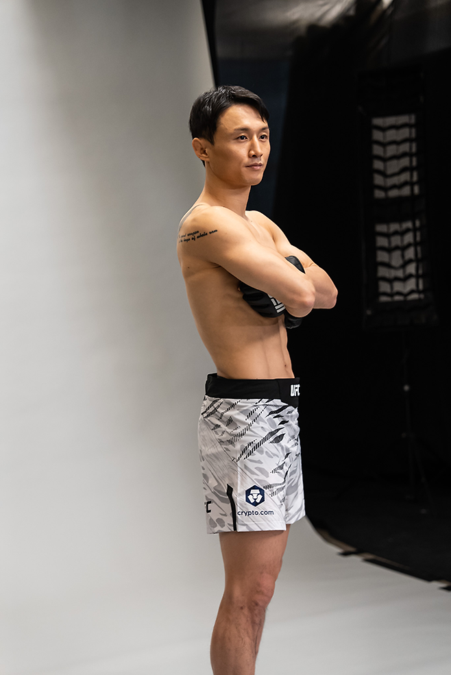 명예의 전당 헌액자 ‘코리안 슈퍼보이’ 최두호가 2024년 12월 UFC 310 프로필 촬영을 하고 있다. 사진=TKO