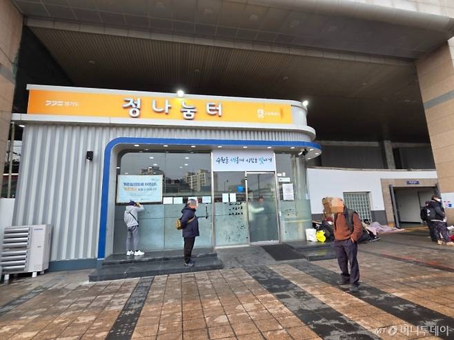 경기 수원 팔달구 수원역 일대에 위치한 무료급식소 모습. 수원역 일대에서 생활하는 내·외국인 노숙인들이 이곳에서 무료 급식을 제공받는다. /사진=김서현 기자.