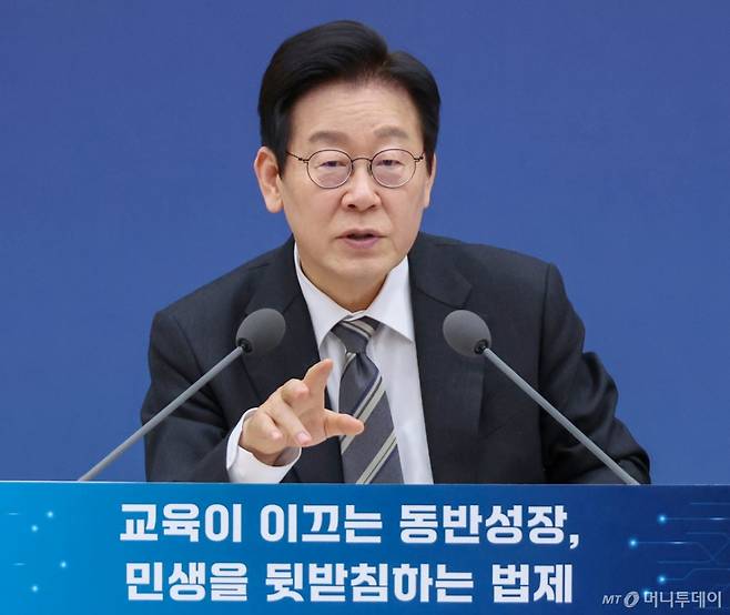 [세종=뉴시스] 최동준 기자 = 이재명 대통령이 12일 세종시 정부세종컨벤션센터에서 열린 교육부·국가교육위원회·법제처 업무보고에서 발언하고 있다. (대통령실통신사진기자단) 2025.12.12. photocdj@newsis.com /사진=