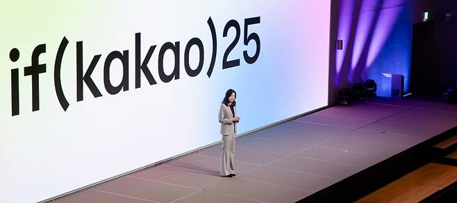 IFカカオでプレゼンテーションを行うカカオCEOのシン・ア氏。 2025.12.12./写真=カカオ