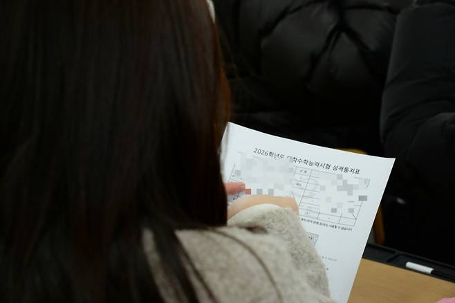 2026학년도 대학수학능력시험 성적표가 배부된 지난 5일 수험생들이 수능 성적표를 확인하는 모습./사진=뉴시스