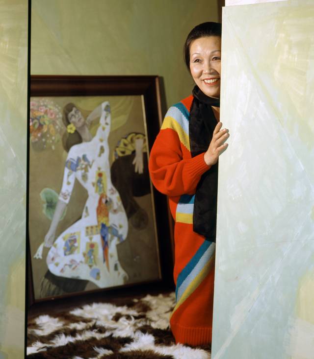 1990년대 서울 반포 자택에서 포즈를 취한 천경자 화백. 그는 화단과 대중에게 모두 인정받은 여성화가로서, 한국 현대미술사에 강렬한 빛을 남겼다. 연합뉴스