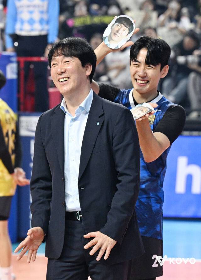 올스타전에서 함께 세리머니를 했던 신영철 감독과 한태준./KOVO