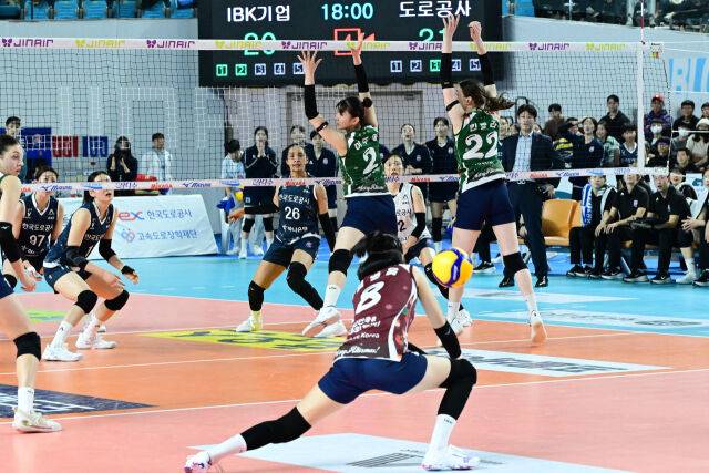 IBK기업은행 임명옥이 4세트 몸을 날리며 수비를 하고 있다. / 한국배구연맹 (KOVO)