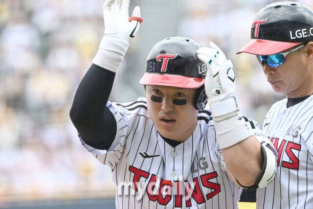 17일 서울 잠실야구장에서 열린 '2025 신한 SOL BANK KBO리그' KT 위즈와 LG 트윈스 더블헤더 1차전 경기. LG 박동원 2회말 첫 타석에 안타를 친 뒤 기뻐하고 있다./마이데일리