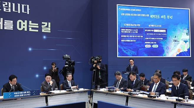 이재명 대통령이 지난 12일 세종시 정부세종컨벤션센터에서 열린 국토교통부 업무보고에서 강주엽 행정중심복합도시건설청장의 대통령 세종집무실 및 국회 세종의사당 건립 관련 보고를 청취하고 있다. [연합]